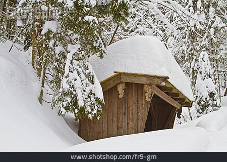 
                Verschneit, Holzhaus                   