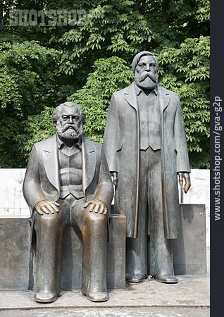 
                Marx, Engels, Bronzeskulptur, Marx-engels-forum                   
