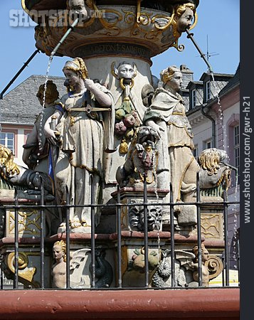 
                Brunnenfigur, Trier, Petrusbrunnen                   