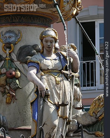 
                Brunnenfigur, Trier, Petrusbrunnen                   