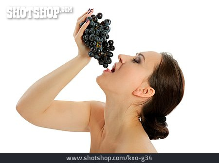 
                Junge Frau, Genießen, Weintrauben                   