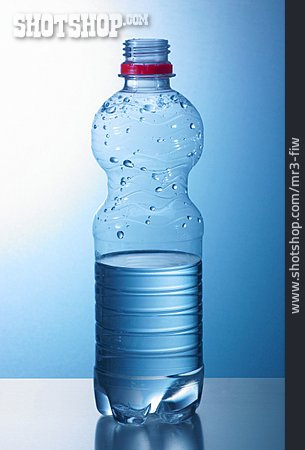 
                Wasserflasche, Plastikflasche, Halbvoll, Halbleer                   