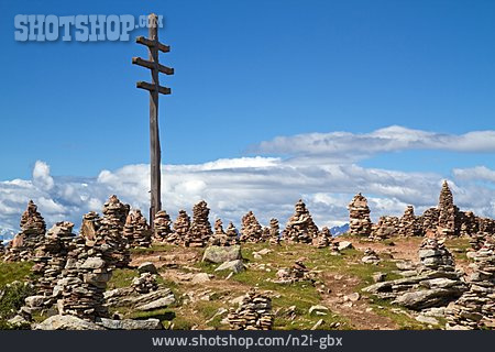
                Gipfelkreuz, Steinmännchen, Wegzeichen                   