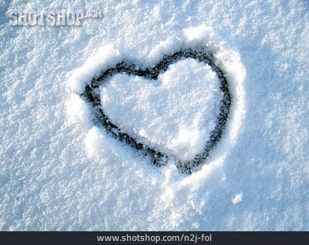 
                Schnee, Herzform, Liebesbotschaft                   