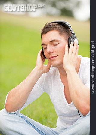 
                Junger Mann, Musik Hören                   