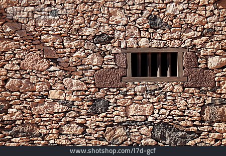 
                Fenster, Natursteinmauer                   