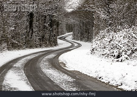 
                Landstraße, Schneeglätte                   