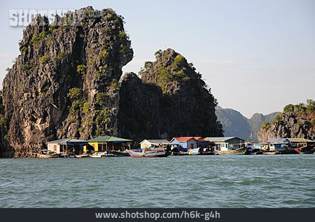 
                Vietnam, Halong Bucht, Schwimmendes Dorf                   
