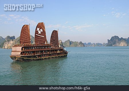
                Vietnam, Halong Bucht, Dschunke                   