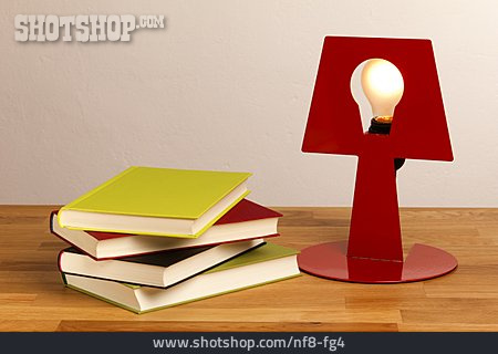 
                Bücherstapel, Tischlampe                   