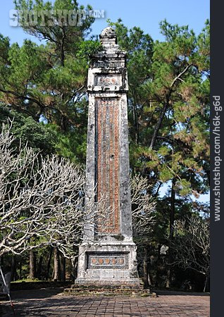 
                Obelisk, Hue, Grabmahl Kaiser Tu Duc                   