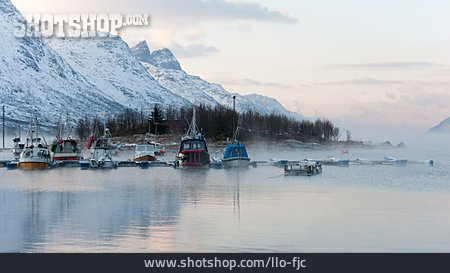 
                Norwegen, Fischerhafen                   