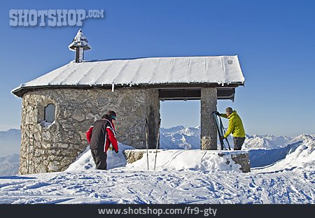 
                Winter, Bergkapelle, Skiwandern                   