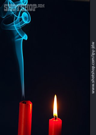 
                Kerze, Rauch, Kerzenlicht                   