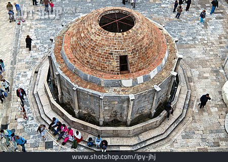 
                Kuppel, Brunnen, Dubrovnik                   