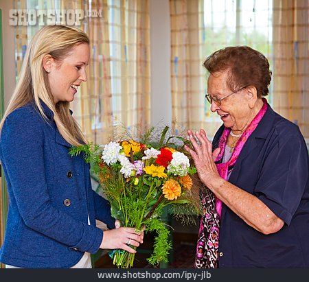 
                Großmutter, Enkelin, Blumengeschenk                   