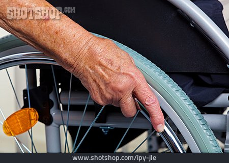 
                Seniorin, Rollstuhlfahrer, Gehbehinderung                   