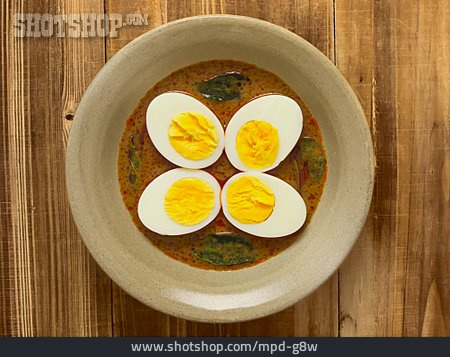
                Halbiert, Gekochtes Ei, Currysoße                   