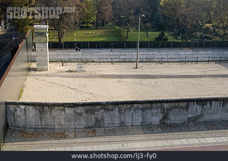 
                Berliner Mauer, Wachturm, Grenzschutzanlage                   