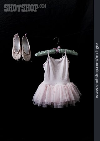
                Ballett, Ballettschuhe, Tüllkleid                   
