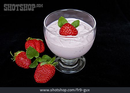 
                Dessertglas, Erdbeerdessert, Erdbeerjoghurt                   