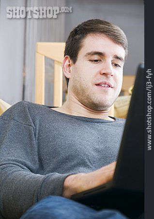 
                Junger Mann, Laptop, Internet, Chatten                   