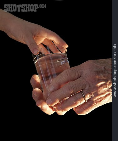 
                Wasserglas, Hände, Generation                   