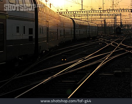 
                Zug, Gleise, Zugverkehr                   