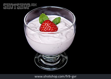 
                Dessertglas, Erdbeerdessert, Erdbeerjoghurt                   