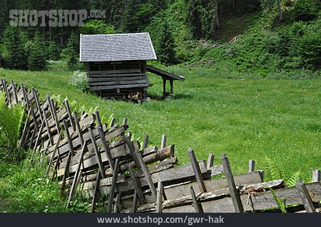 
                Zaun, Holzhütte                   