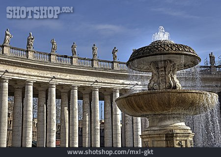 
                Springbrunnen, Petersplatz, Vatikanstadt                   