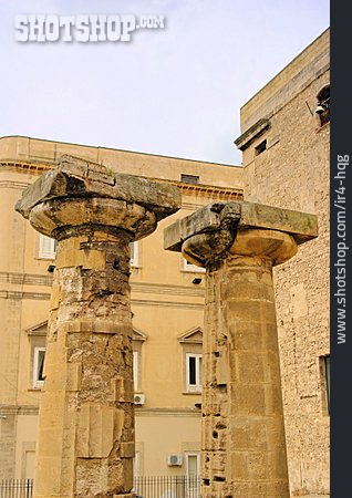 
                Piazza Castello, Taranto, Dorischer Tempel                   
