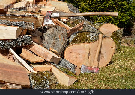 
                Holzhaufen, Fällen, Brennholz                   
