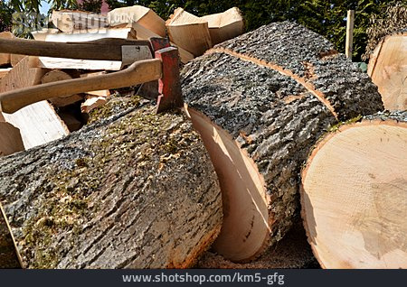 
                Holzhaufen, Holz Hacken, Brennholz                   