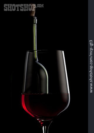 
                Wein, Weinflasche, Rotweinglas                   