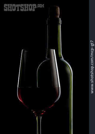 
                Wein, Weinflasche, Rotweinglas                   