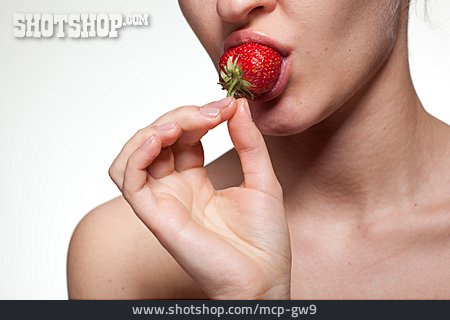 
                Erdbeere, Abbeißen, Frauenmund                   