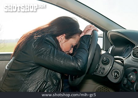
                Müde, Schlafen, Autofahren, Autofahrerin                   