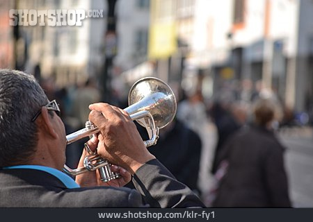 
                Straßenmusik, Straßenmusiker, Trompeter                   