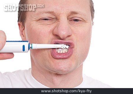 
                Mann, Zahnpflege, Zähneputzen, Elektrische Zahnbürste                   