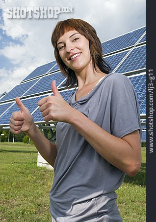 
                Junge Frau, Solar, Photovoltaik, Solaranlage, Sonnenenergie                   