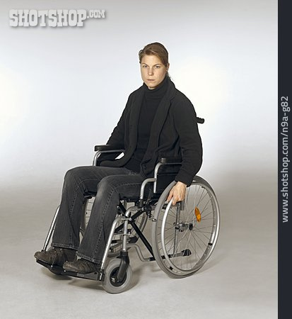 
                Rollstuhl, Rollstuhlfahrerin, Behinderte                   