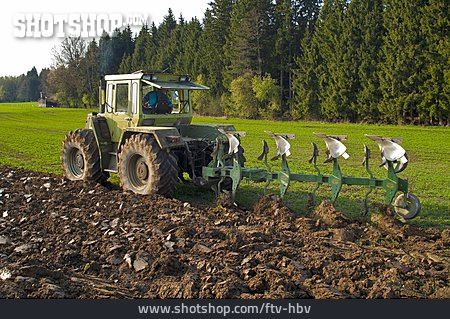 
                Traktor, Ackerbau, Pflügen                   