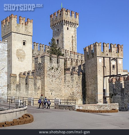 
                Burg, Festung, Sirmione, Castello Scaligero                   