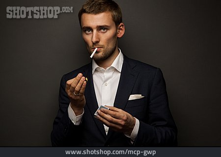 
                Junger Mann, Elegant, Zigarette, Anzünden                   