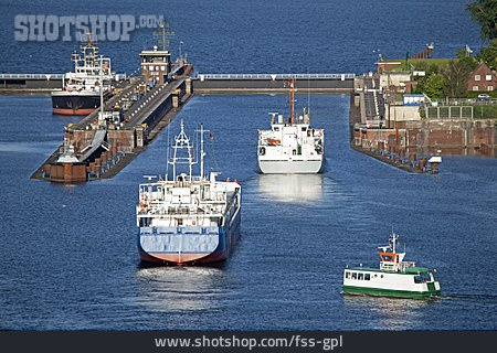
                Frachtschiff, Schleuse, Nord-ostsee-kanal, Schiffsverkehr                   