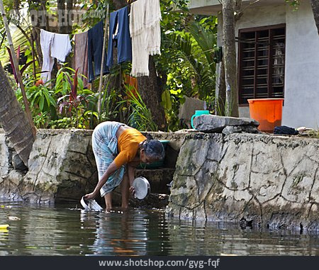 
                Häusliches Leben, Inderin, Kerala                   