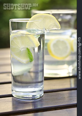 
                Mineralwasser, Wasserglas, Erfrischungsgetränk                   