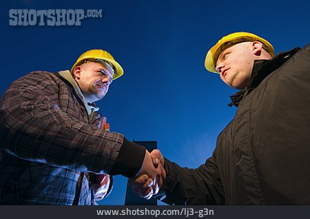 
                Teamarbeit, Bauarbeiter, Handschlag                   