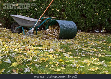 
                Herbstlaub, Gartenarbeit                   